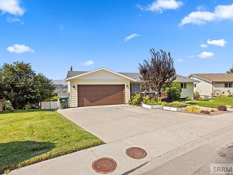 1445 Bluebell Cir photo 2