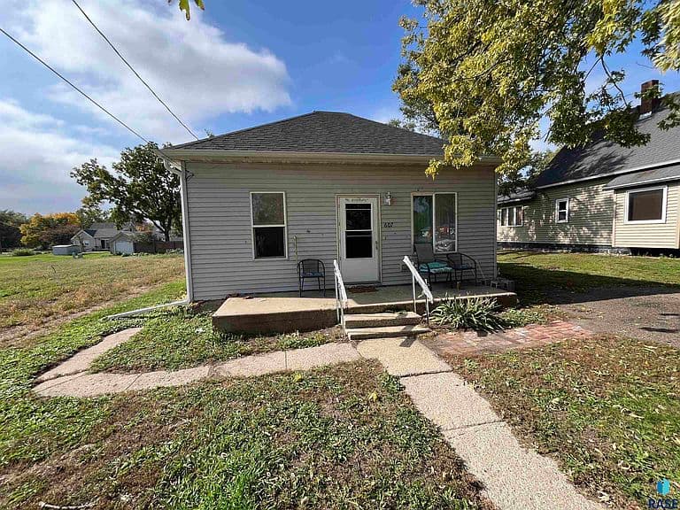 607 S Cedar St photo 1