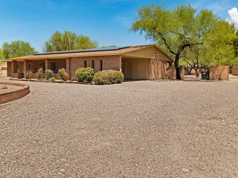 3221 N Riverbend Cir E photo 3