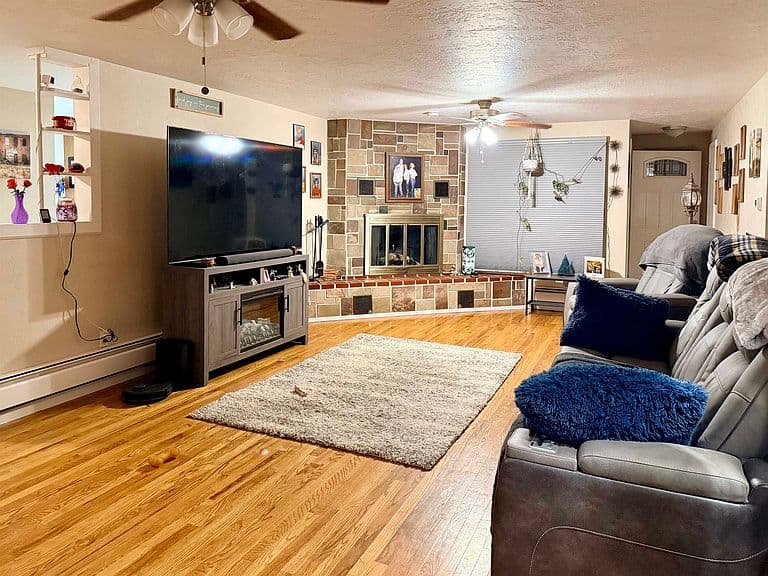 810 Howell Ave photo 5