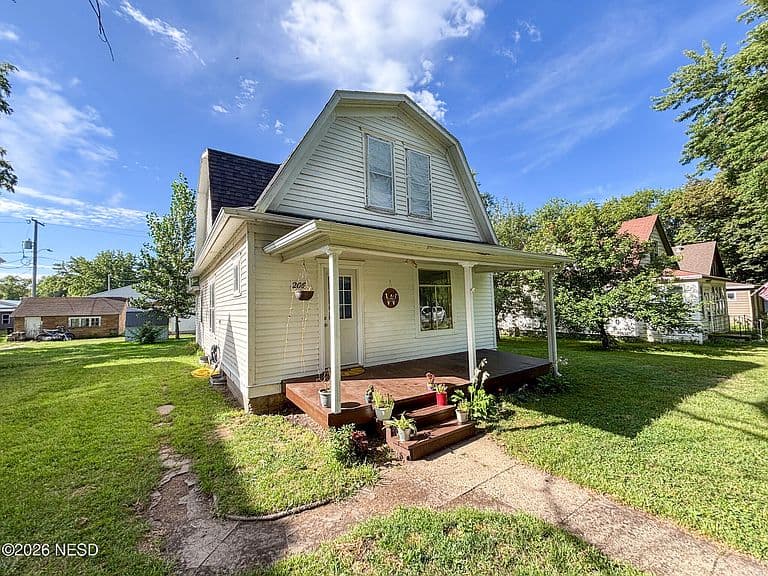 206 Pioneer Ave photo 2