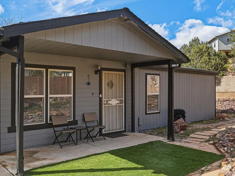 1020 W Summit St photo 2