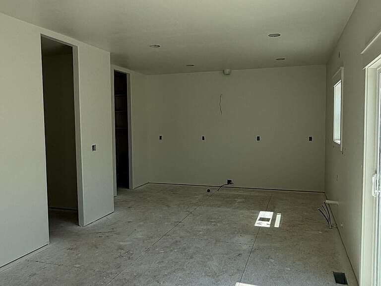 518 Boxwood Dr photo 2