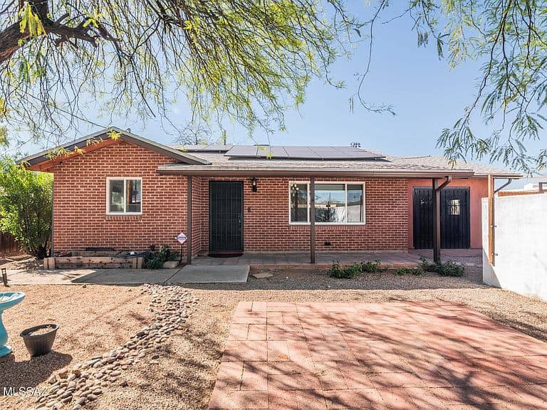 3244 E Flower St photo 1