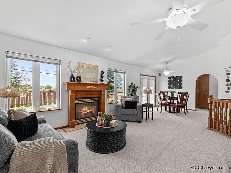 327 Cody St photo 5