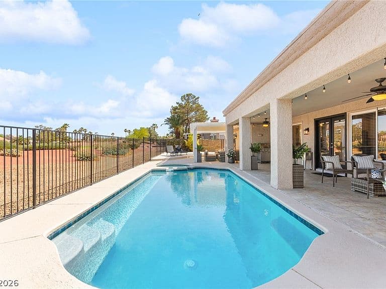 2900 Crown Ridge Dr photo 2