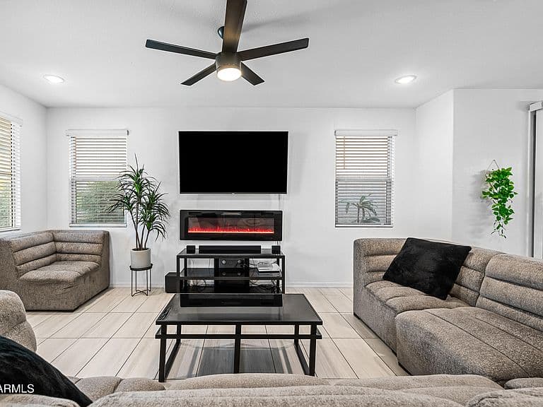 15245 W SHERMAN Street photo 4