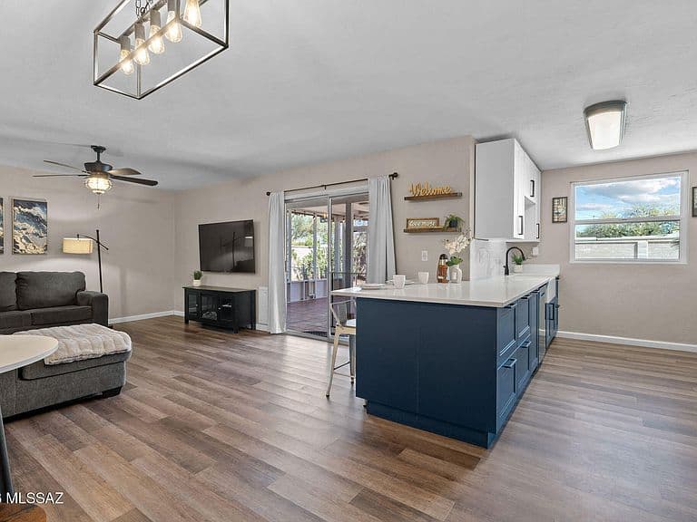 450 N Bedford Dr photo 4