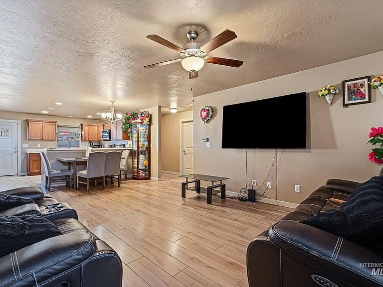 7764 N Gary Ln photo 3