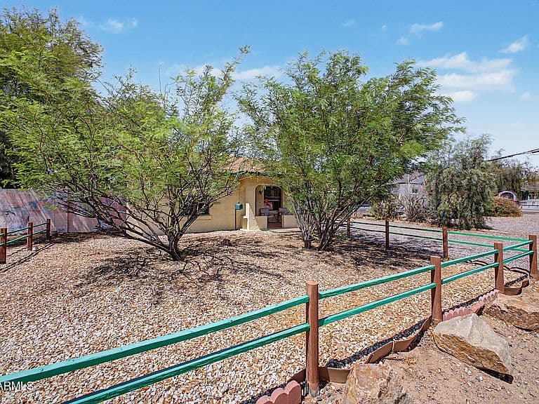 1642 E GLENROSA Avenue photo 3