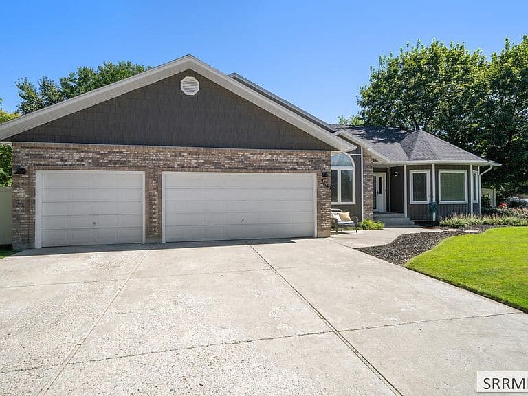 2649 Waterford Ln photo 3