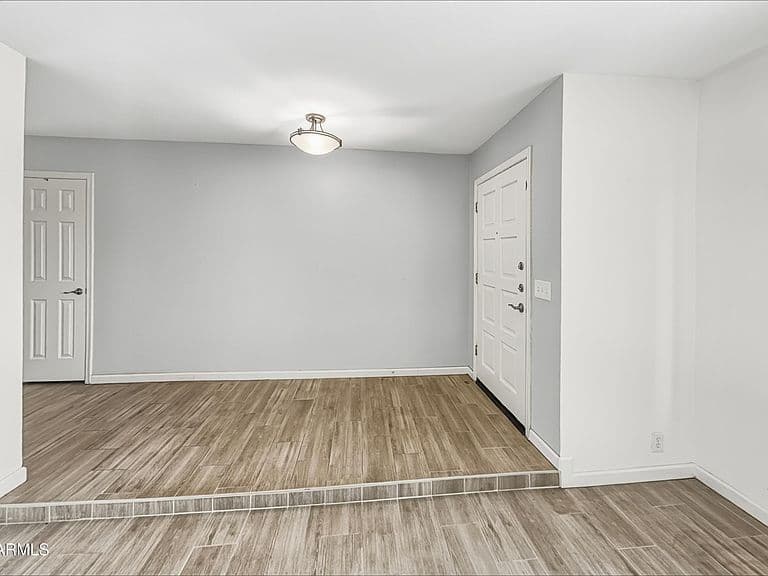8803 W DIANA Avenue photo 2