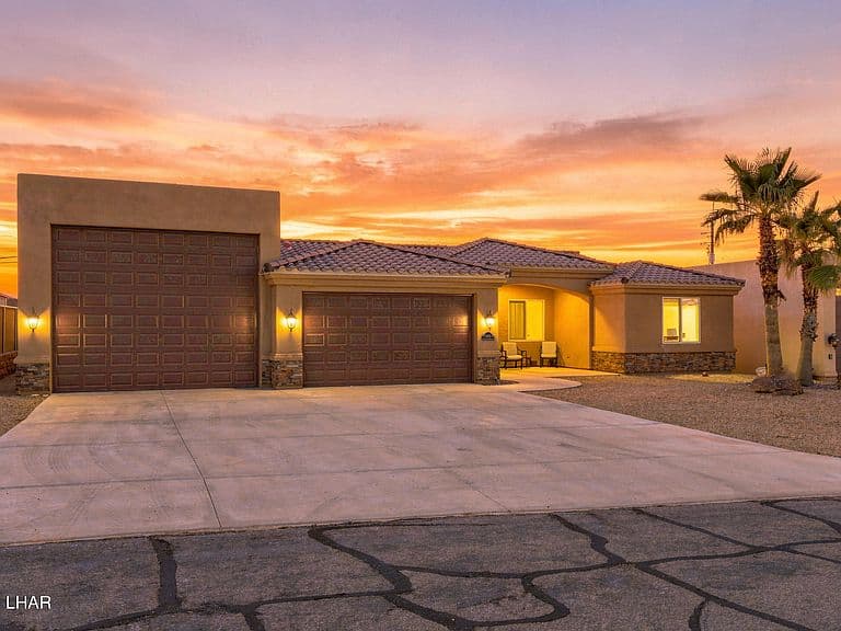 3220 Dolphin Dr photo 1