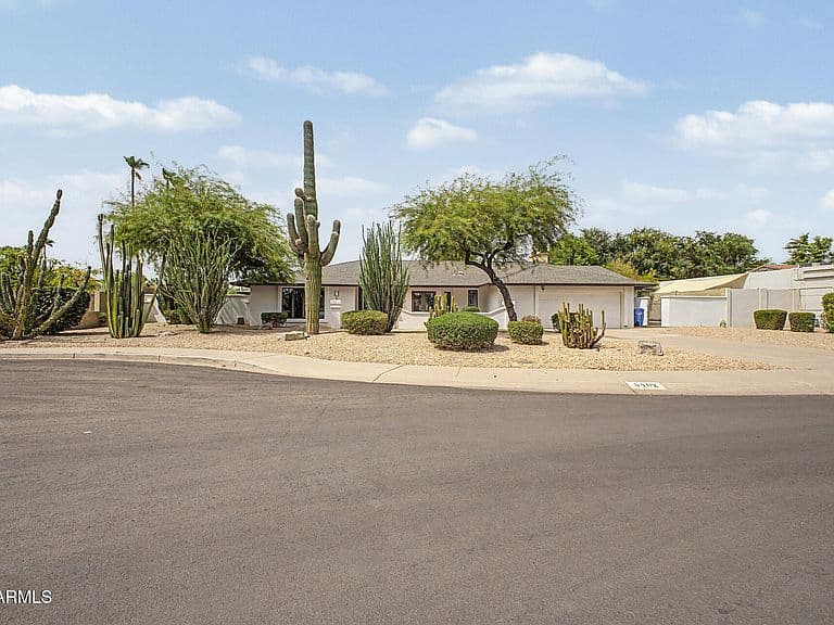 5402 E LAUREL Lane photo 4