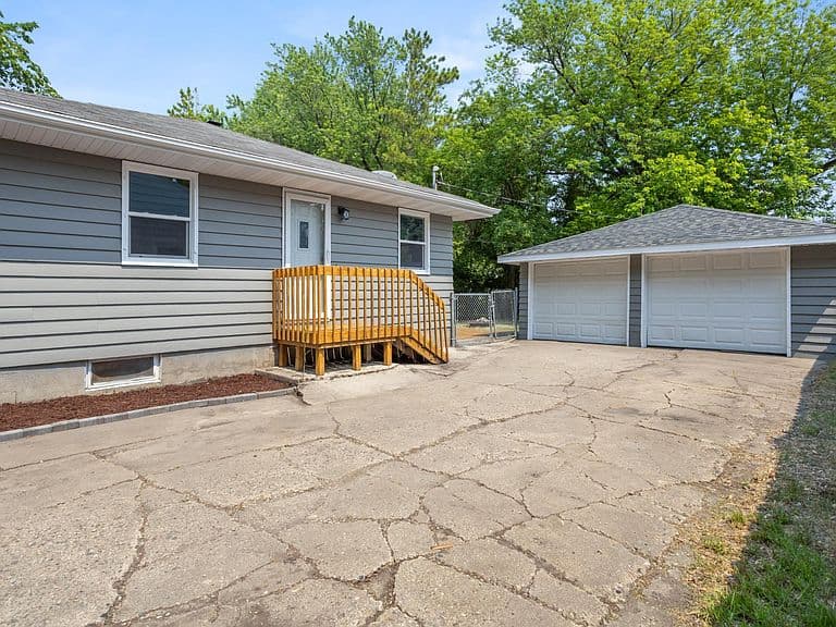 1124-10 1/2 St N photo 3