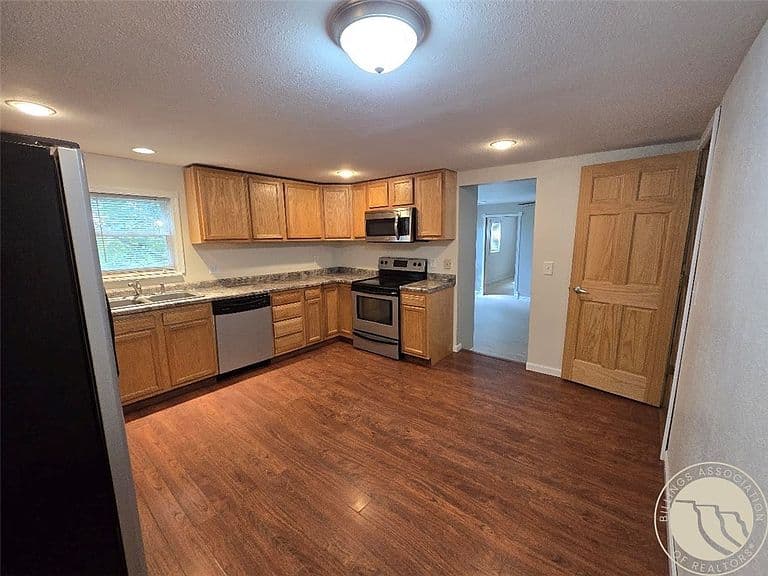 302 S 8th St E photo 3