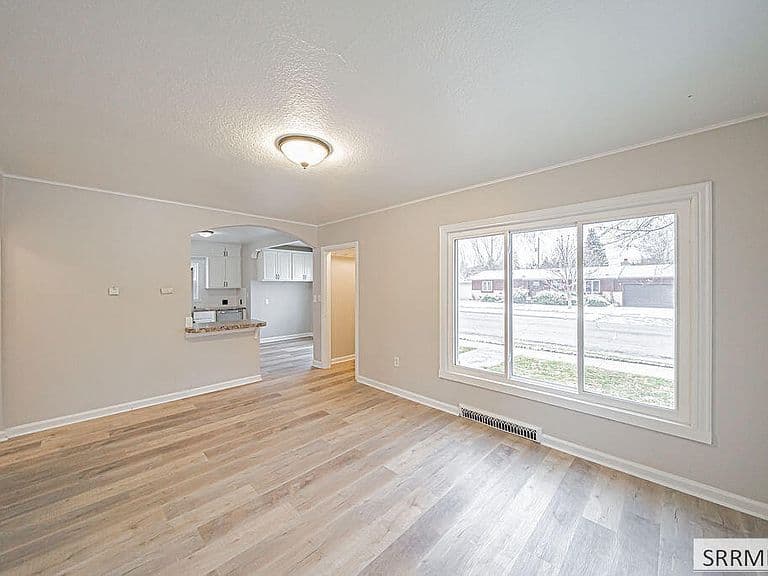 465 3rd St photo 3