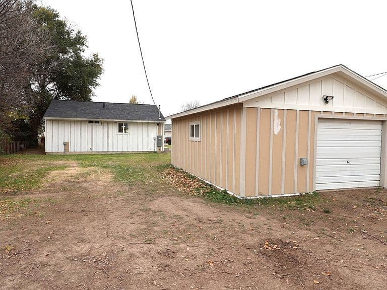 628 8th St SE photo 2