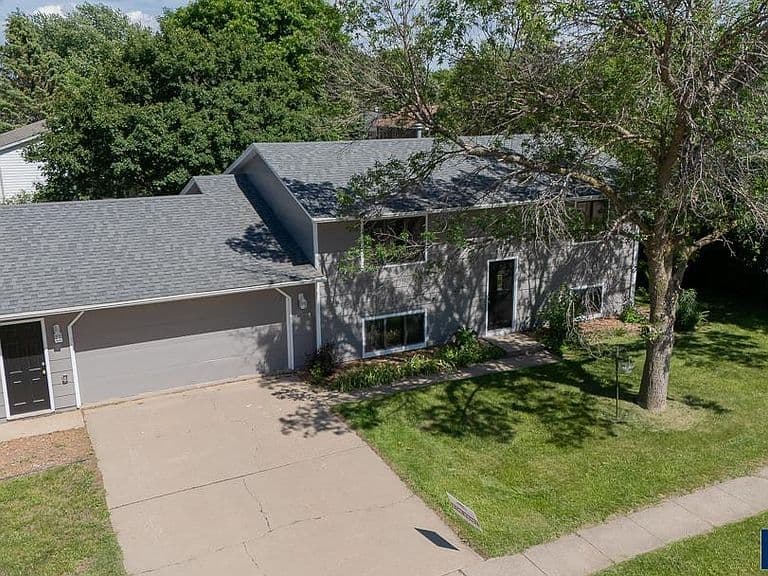 1000 S Lakota Ave photo 2
