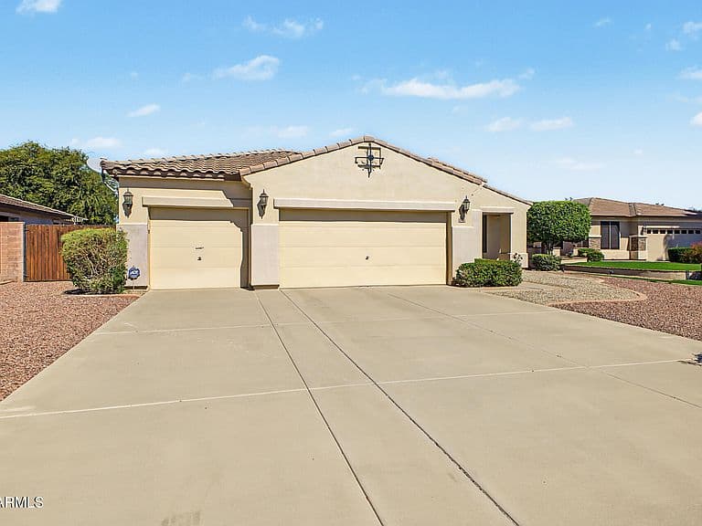 2498 E ERIE Court photo 4