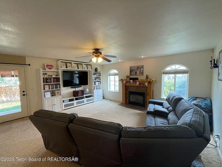 417 Grizzly Rd photo 2