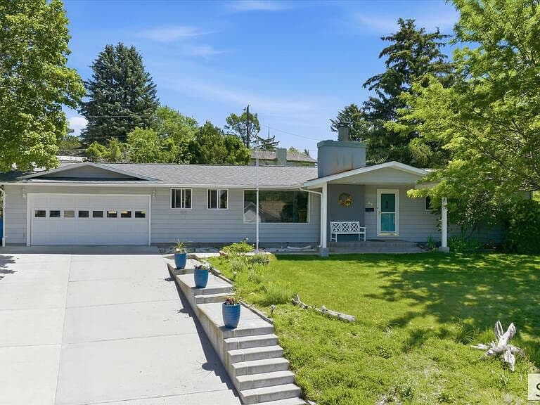 27 Drake Ave photo 3