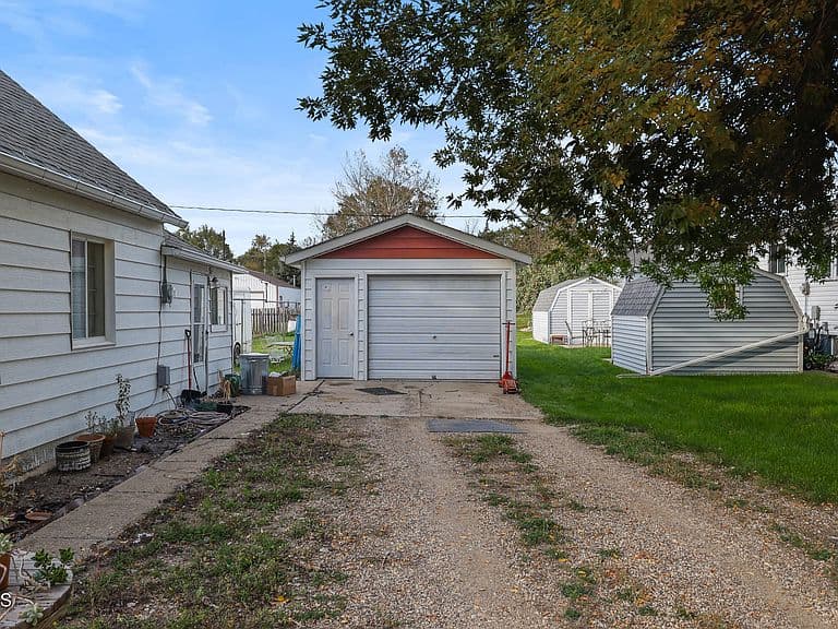 202 Cedar Ave photo 3