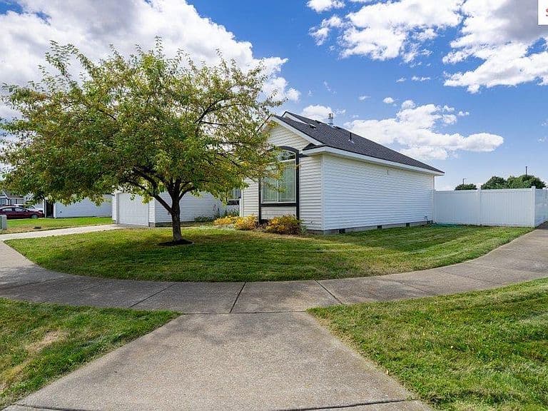 8120 N Ainsworth Dr photo 2