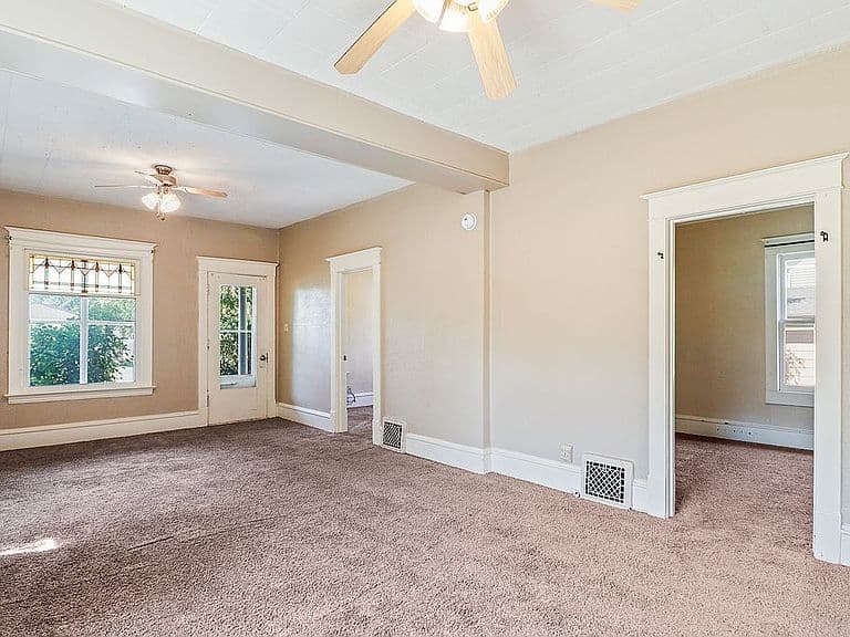 1104 Kelly Ave photo 4