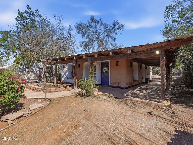 1039 E Linden St photo 3