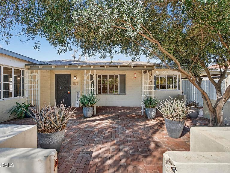 1526 W WILSHIRE Drive photo 2