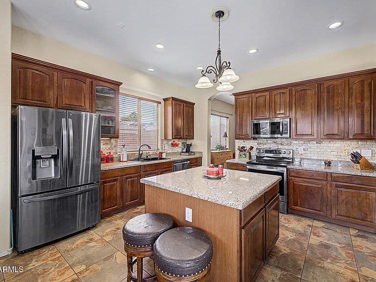 8602 W HELEN Lane photo 3