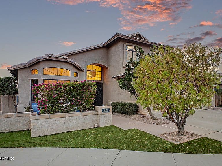 5477 W QUAIL Avenue photo 2