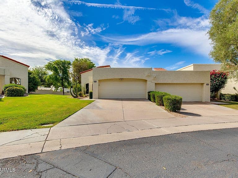 2437 E RANCHO Drive photo 2