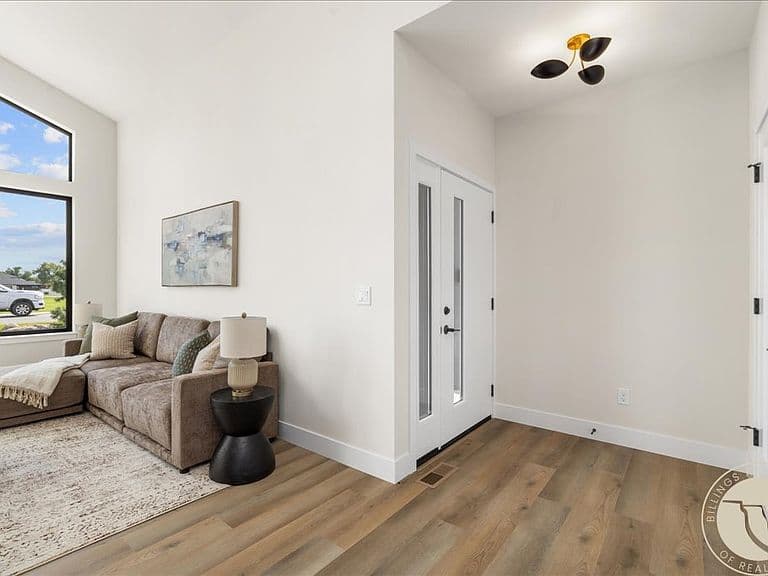 6333 Skycrest Dr photo 3