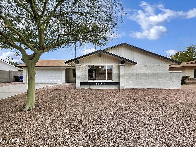 1523 W PLANA Avenue photo 2