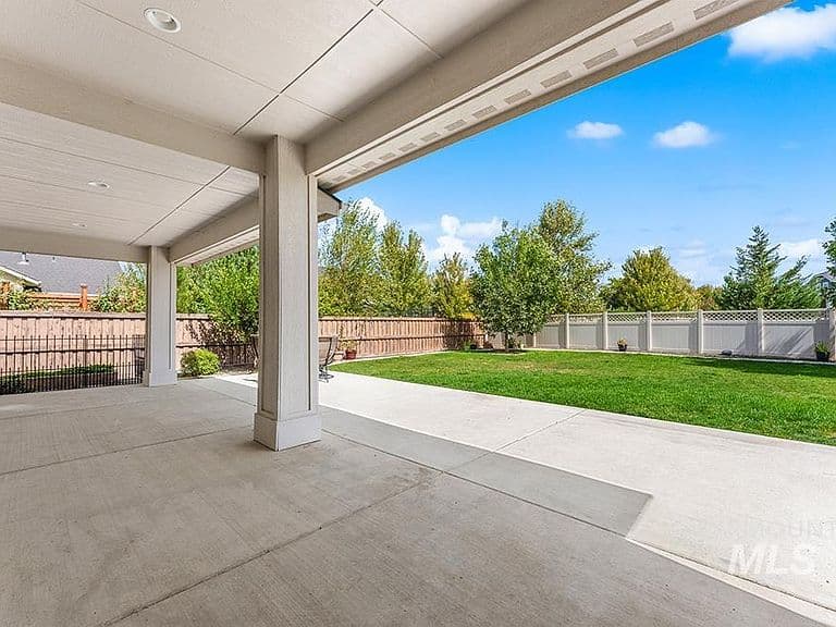 5552 N Asissi Ave photo 3