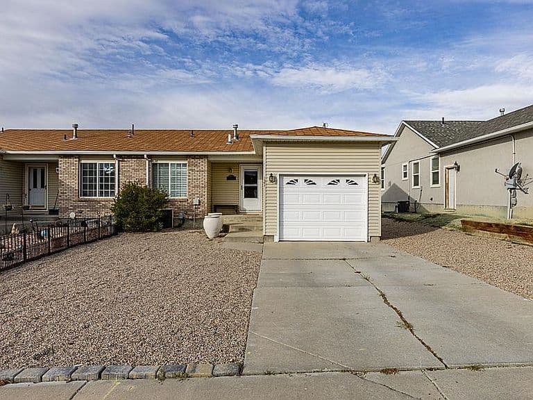 121 Morning Glory Way photo 2