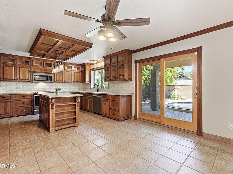 4658 E KELLY Drive photo 3