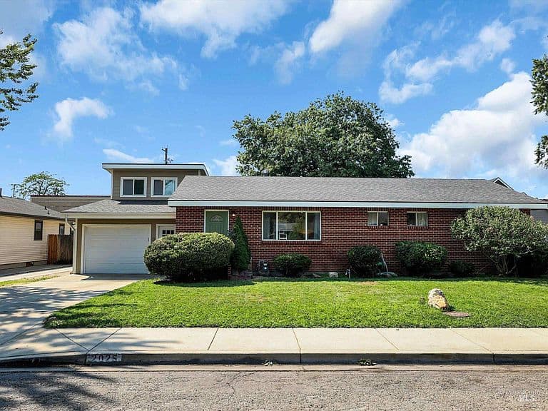 2025 S Longmont Ave photo 4