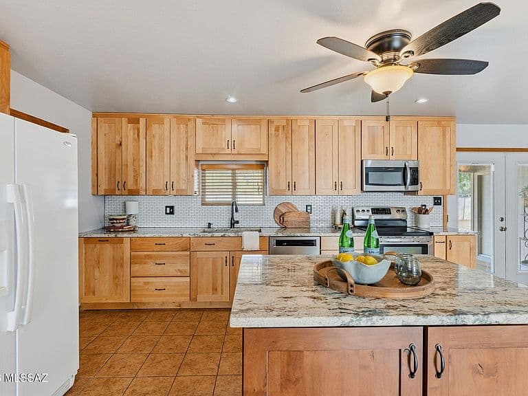 2260 N Arena Vista Ave photo 4