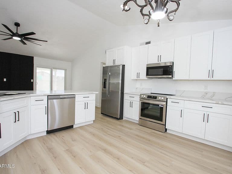 401 E ROCKWOOD Drive photo 4