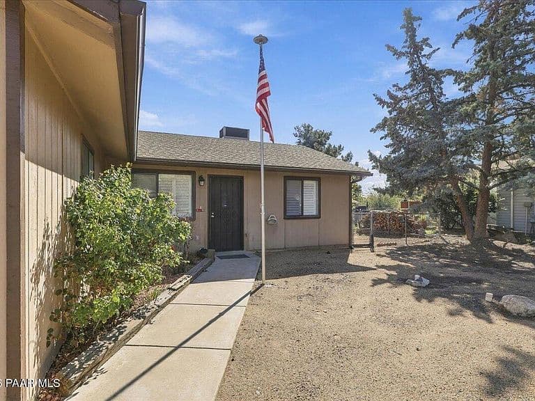 2811 N Cedar Springs Ln photo 2