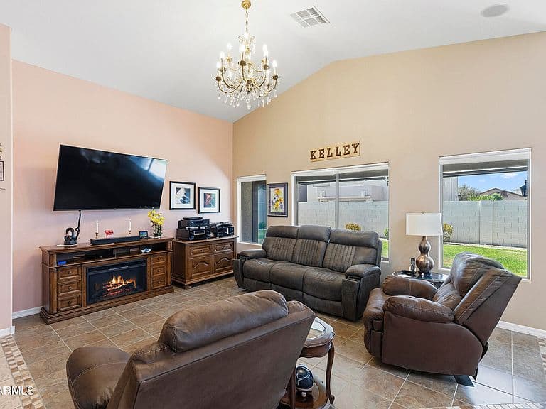 629 W DESERT VALLEY Drive photo 3