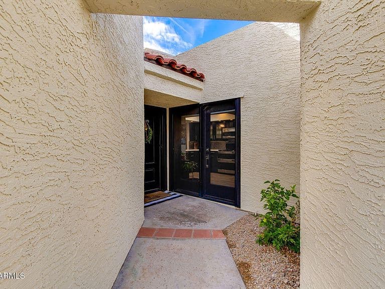 2437 E RANCHO Drive photo 4