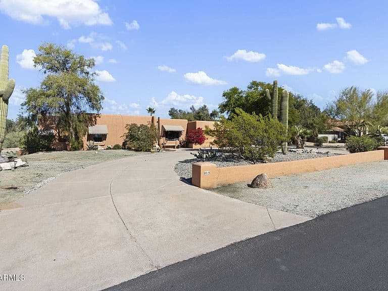 8018 E VISTA BONITA Drive photo 3