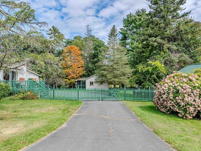 279 Plains Road photo 1