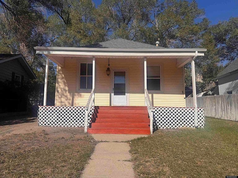 424 W Railroad Ave photo 1
