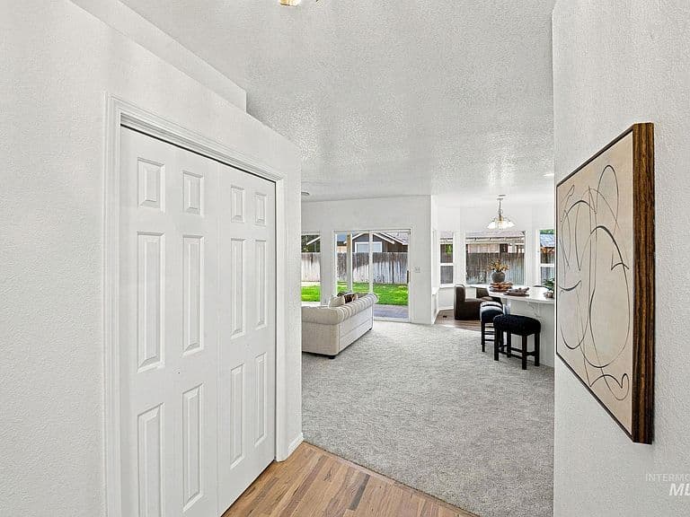 1720 N Summertree Way photo 4