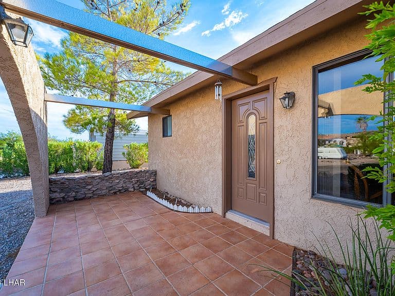 585 Aloha Dr photo 3